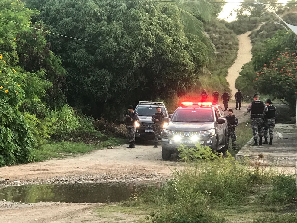 Bandidos fugiram por uma região de mata, em Ponta Negra — Foto: Francielly Medeiros/Inter TV Cabugi