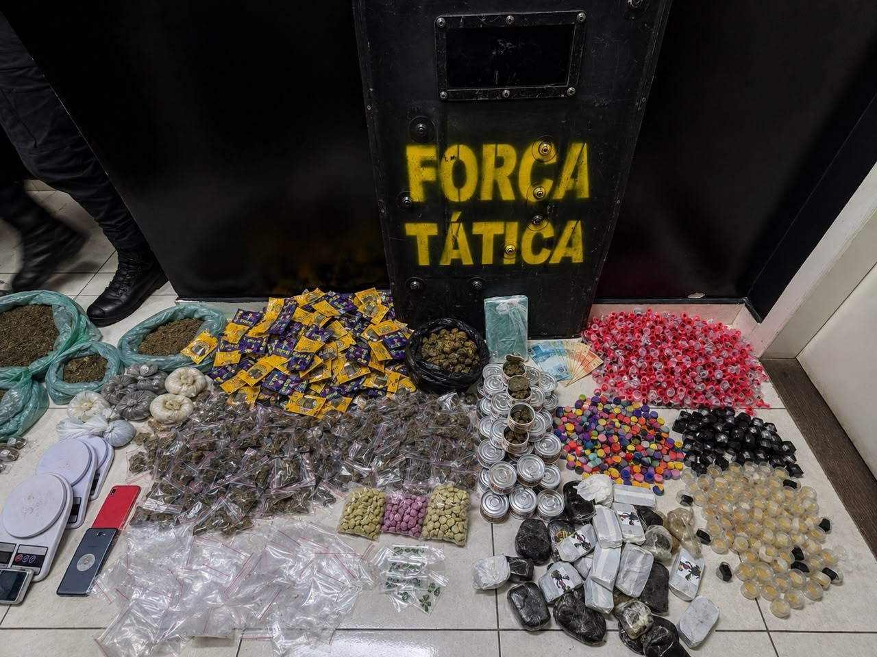 Trio é preso com 1,4 mil porções de drogas em SP