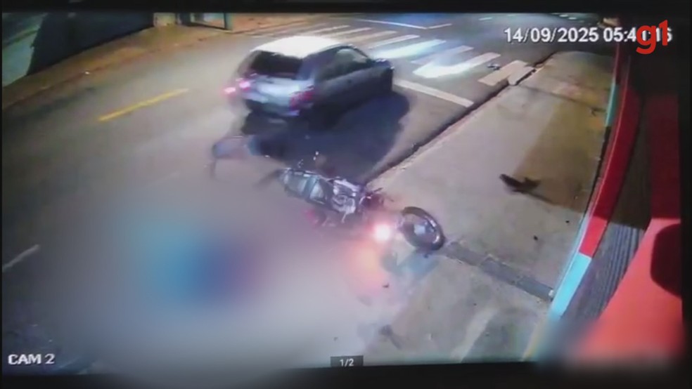 Motociclista é atingido por carro desgovernado e motorista foge sem prestar socorro em Jaú — Foto: Câmera de Segurança
