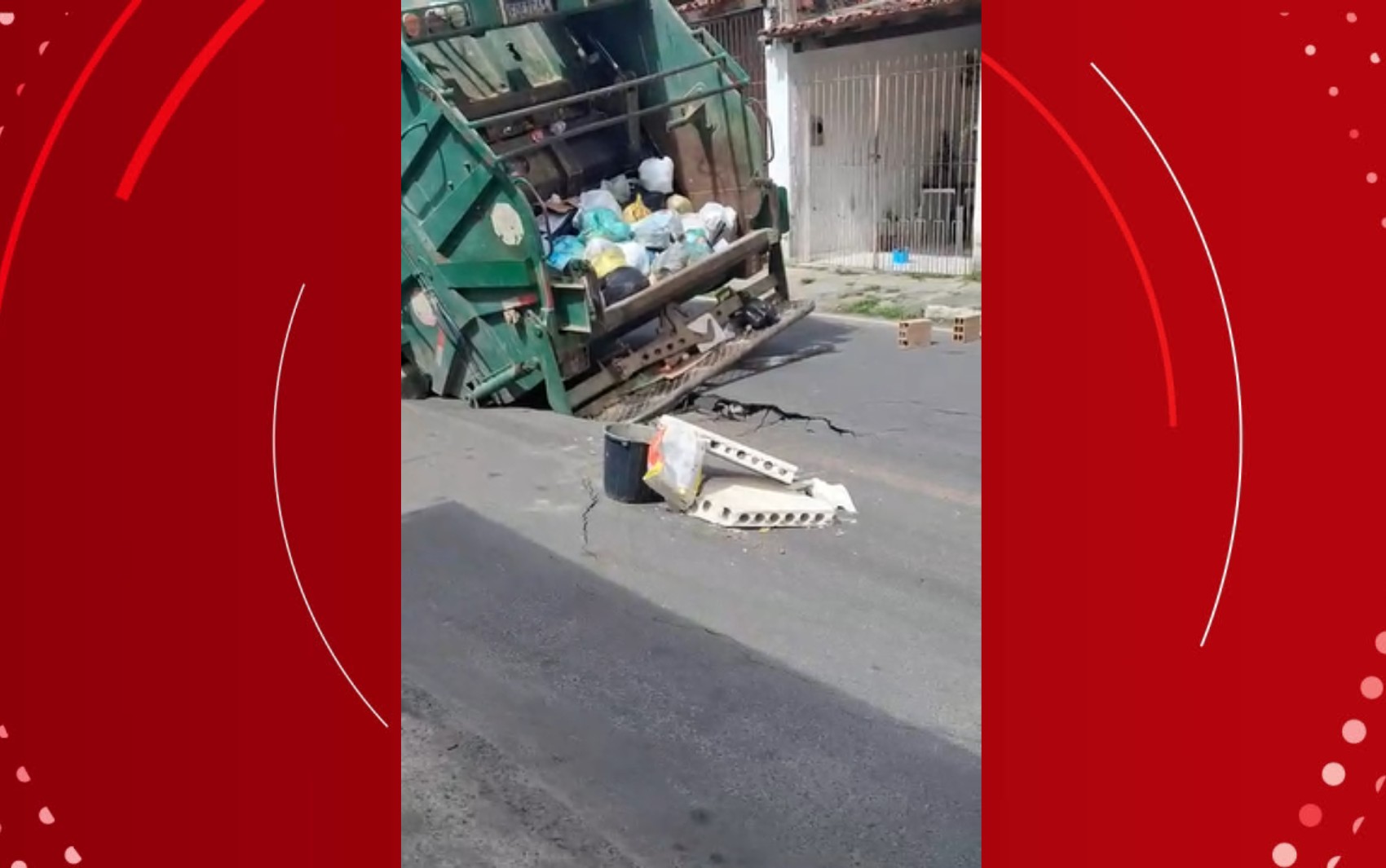 Caminhão de coleta de lixo fica preso após asfalto ceder em rua de Feira de Santana