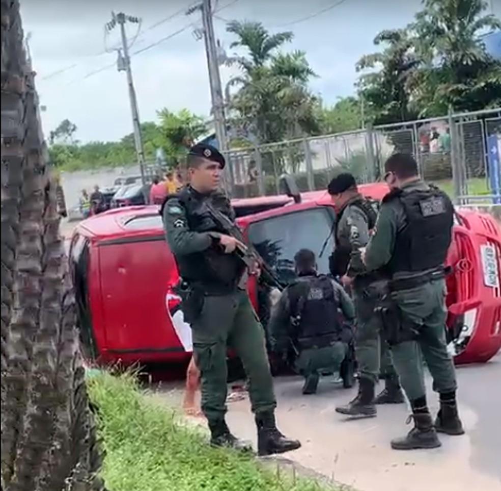 Acidente terminou com quatro suspeitos presos em Maracanaú.  — Foto: Reprodução