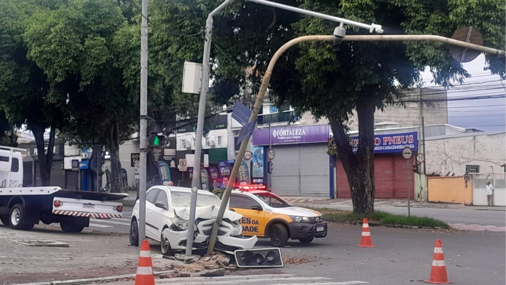 Carro bate em poste de câmera do CSI e danifica semáforo na Avenida Andrômeda, em São José dos Campos