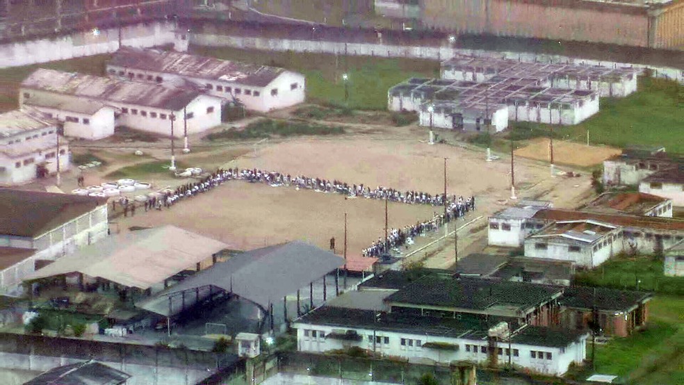 Seap transfere presos em Bangu — Foto: Charles Júnior/TV Globo