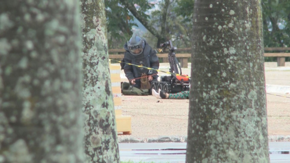 Polícia faz varredura na Praça dos Três Poderes para verificar se há mais explosivos — Foto: TV Globo/Reprodução