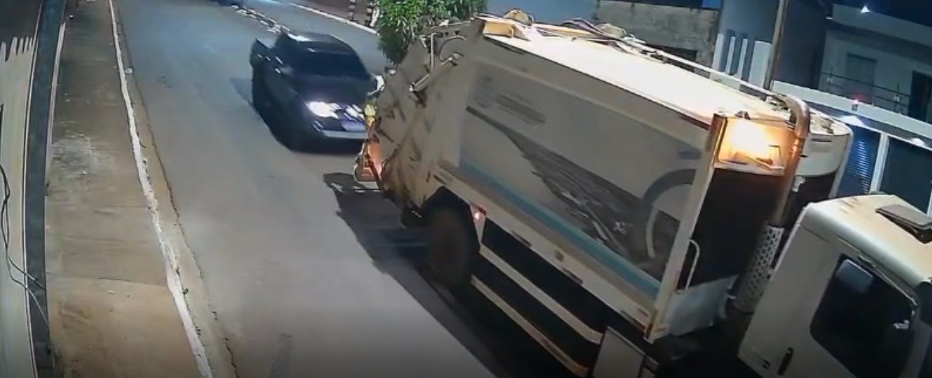 Caminhonete bate em caminhão de lixo e deixa gari ferido em Altamira