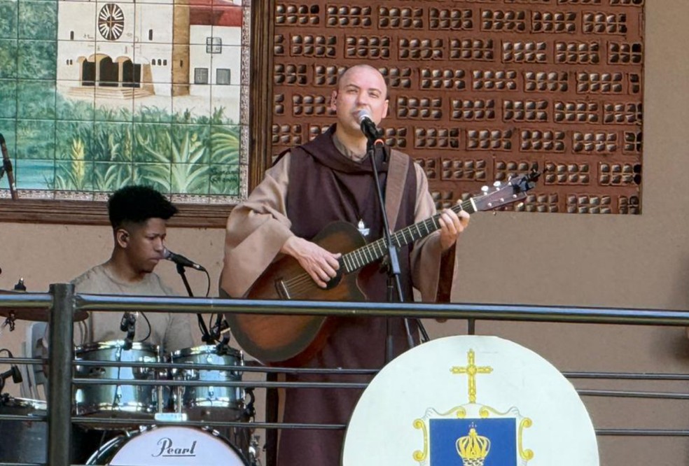 O show do Frei Gilson reuniu uma multidão em Dourados — Foto: Evelyn Mendonça- TV Morena