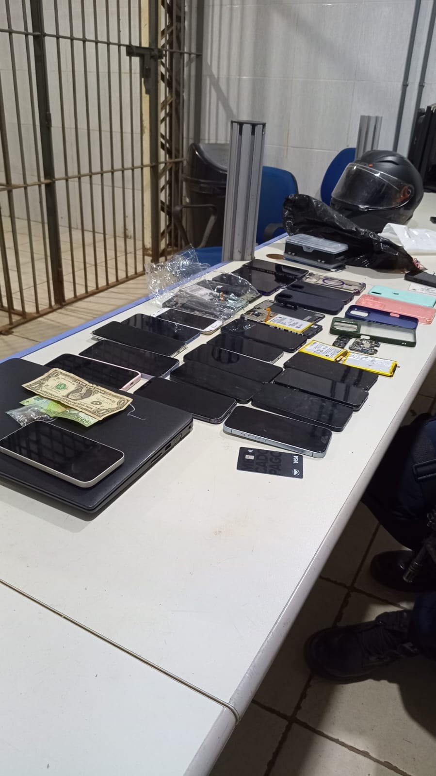 Polícia prende homem que desbloqueava e desmontava celulares roubados para revenda em RO