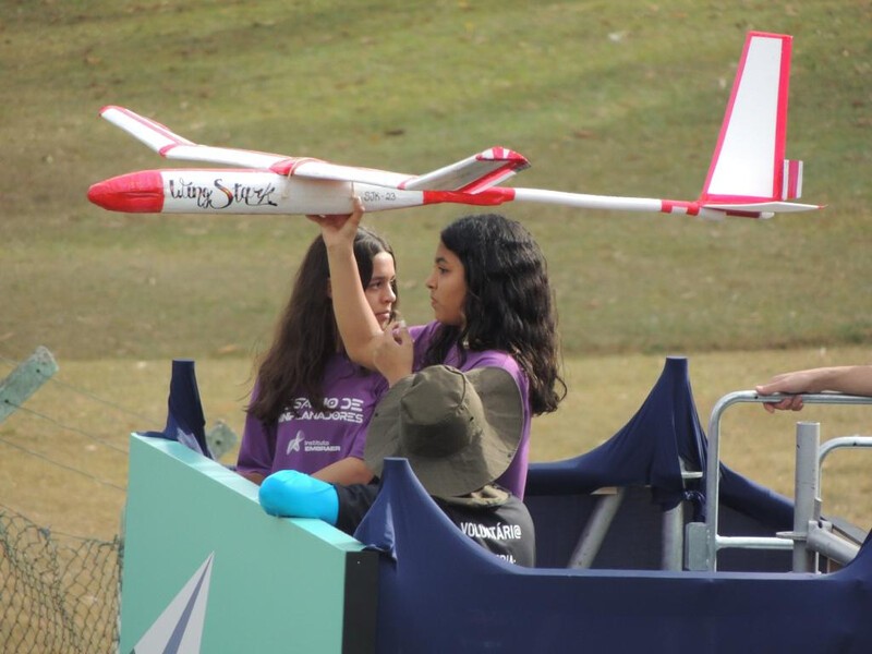 Estudantes de escolas públicas participam de campeonato de miniplanadores em São José