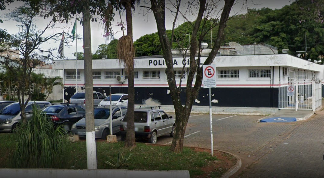 Motorista é presa suspeita de xingar policiais após ser flagrada dirigindo em zigue-zague