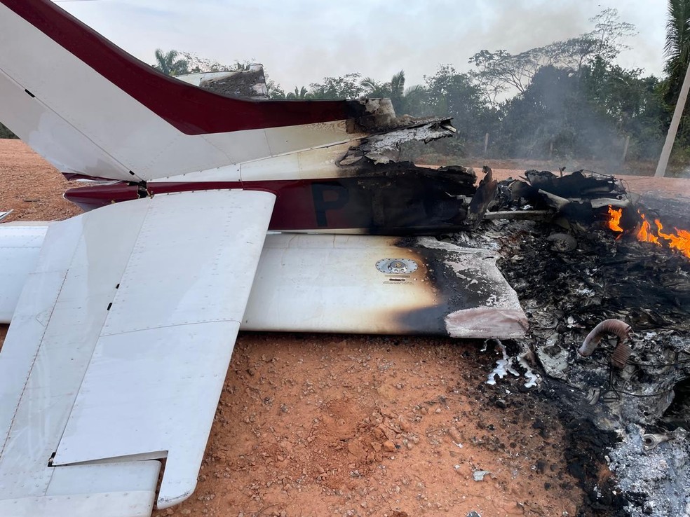 Após pouso forçado, crimninosos atearam fogo no avião e fugiram do local. — Foto: Divulgação