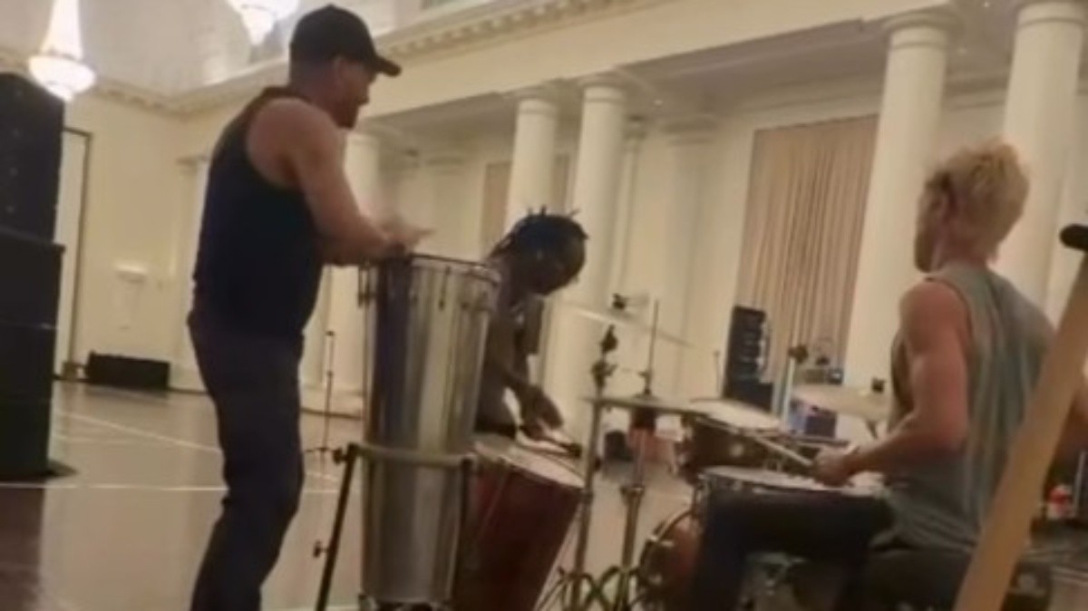 Músicos de Shakira fazem ensaio descontraído no Copacabana Palace; VÍDEO