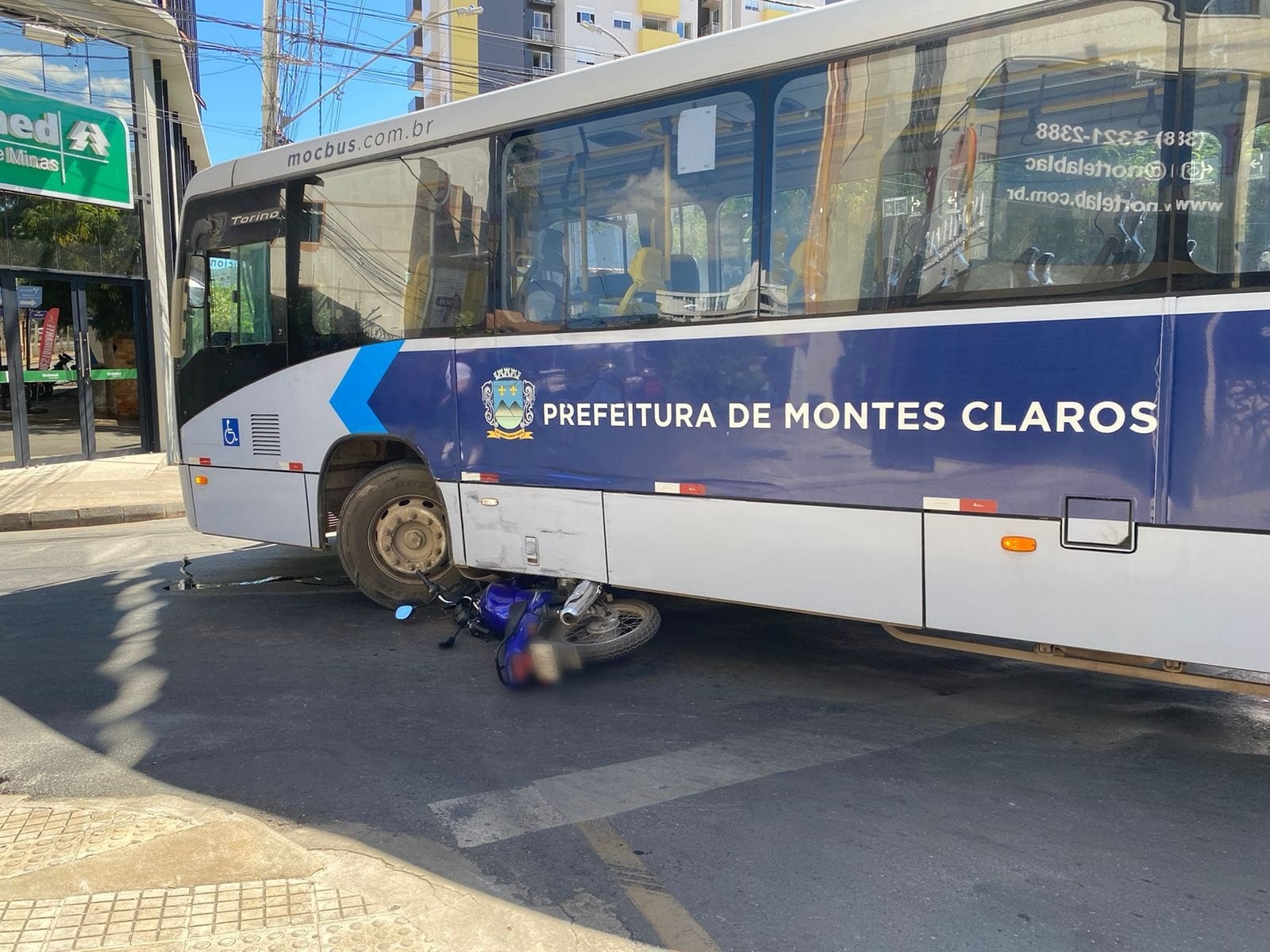 Moto vai parar embaixo de ônibus do transporte coletivo após acidente em Montes Claros