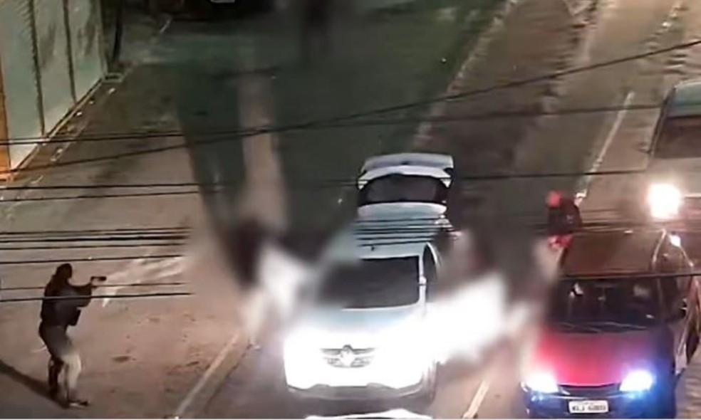 Um jovem de 18 anos foi preso e um adolescente de 17 anos apreendido por roubar carro e manter motorista de aplicativo refém. — Foto: SSPDS/ Divulgação