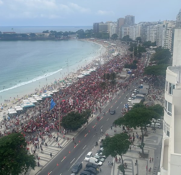 Apoiadores de Lula fazem ato em Copacabana, na Zona Sul do Rio — Foto: Alexandre Lima / TV Globo