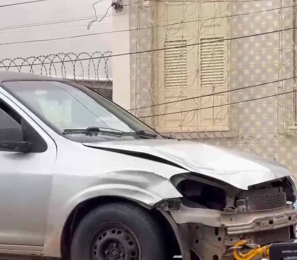 O pai de santo foi atropelado por carro prata. — Foto: Reprodução/Redes Sociais