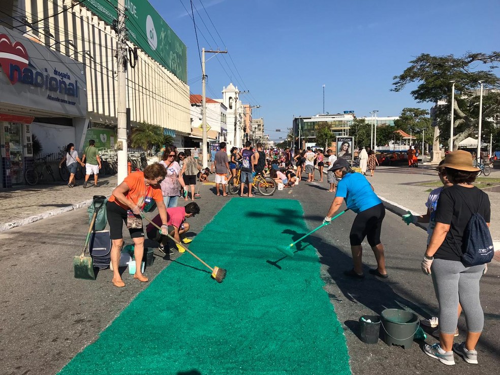 Fiéis utilizam sal grosso para a confecção dos tepetes de Corpus Christi em Cabo Frio, no RJ — Foto: Vinícius Pereira/Inter TV