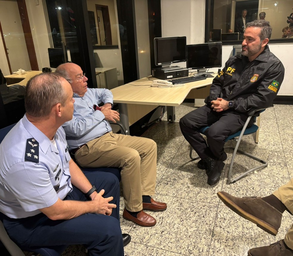 Mauro Vieira (ao centro) conversa com Polícia Federal e da FAB sobre tratamento dado a brasileiros em Manaus — Foto: Reprodução/MRE