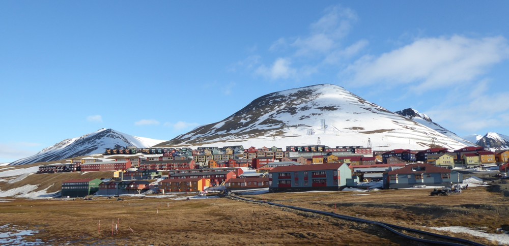 Cidade norueguesa de Longyearbyen restringe permanência de residentes em fases críticas da vida por falta de infraestrutura