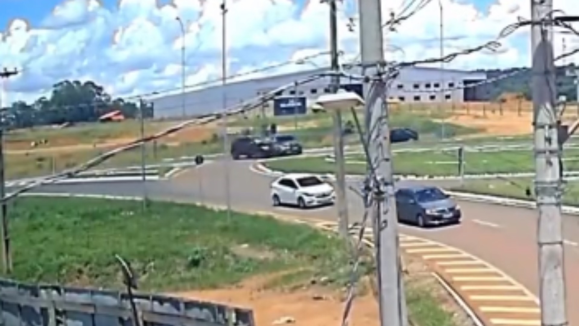 VÍDEO: Carro invade pista, bate em outro veículo e derruba poste em rodovia mineira