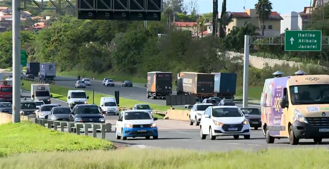 Caminhão com 20 toneladas de cebola tomba na Rodovia Dom Pedro em Campinas