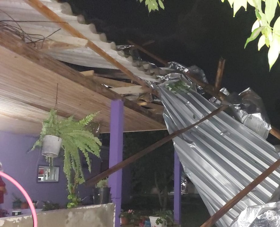 Destelhamento de casa em Concórdia, no Oeste de Santa Catarina — Foto: Defesa Civil/Divulgação