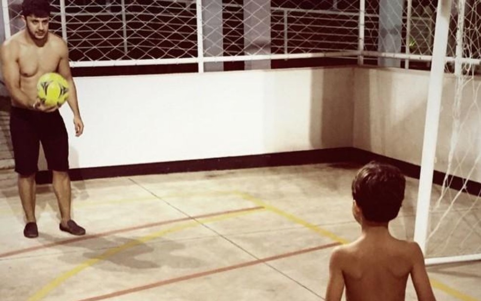 Cristiano Araújo jogando bola com o filho mais velho, João Gabriel — Foto: Reprodução/Instagram de Cristiano Araújo
