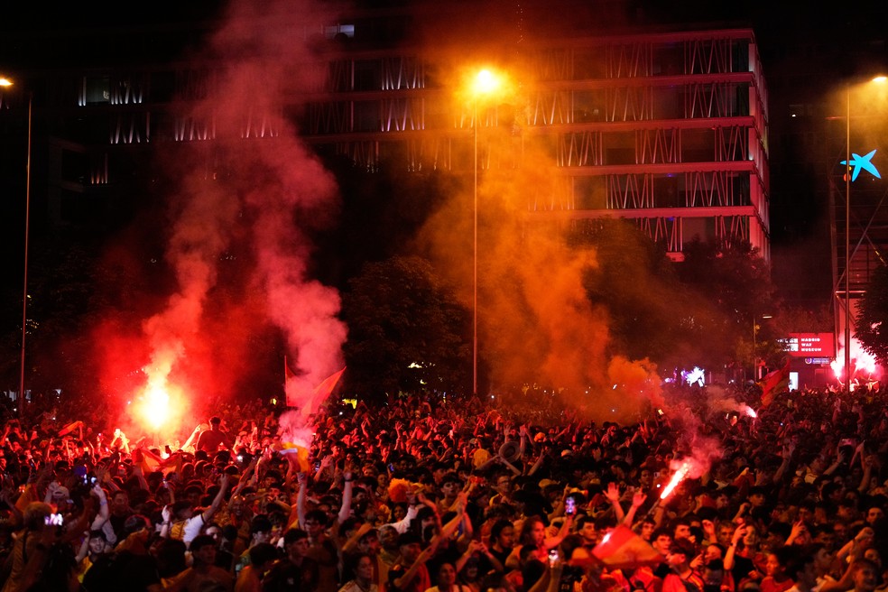 Torcedores comemoram gol da Espanha no centro de Madri — Foto: AP Photo/Bernat Armague