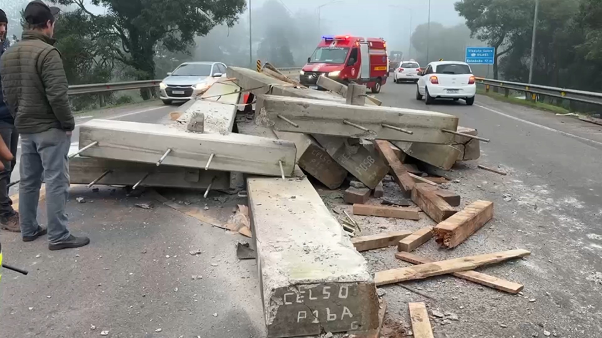 Caminhão derruba carga de concreto e bloqueia BR-470 em Garibaldi; PRF investiga condições do veículo