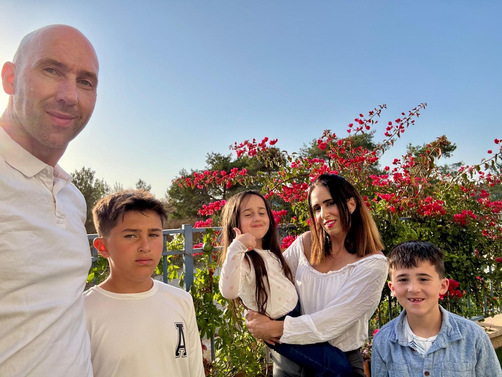 'Tentamos manter um ar de brincadeira', diz brasileiro que precisa se esconder de bombas com 3 filhos em Israel