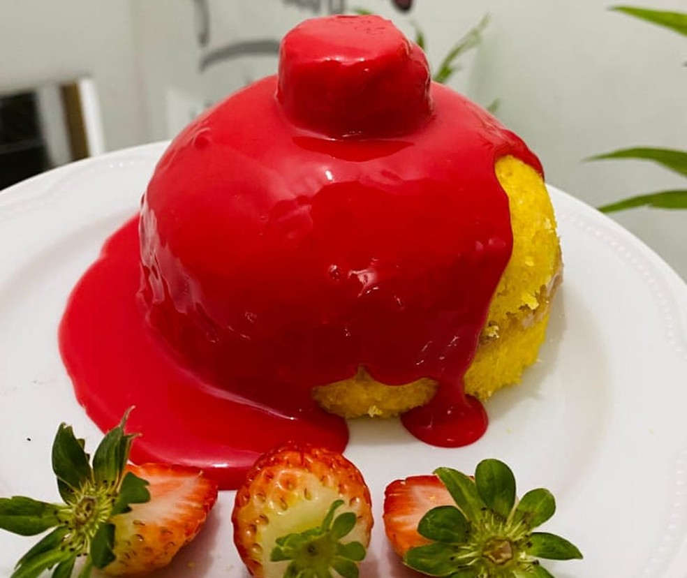 Cuscuz do amor tem massa doce, morangos e brigadeiro branco — Foto: Dora Guedes / Arquivo Pessoal