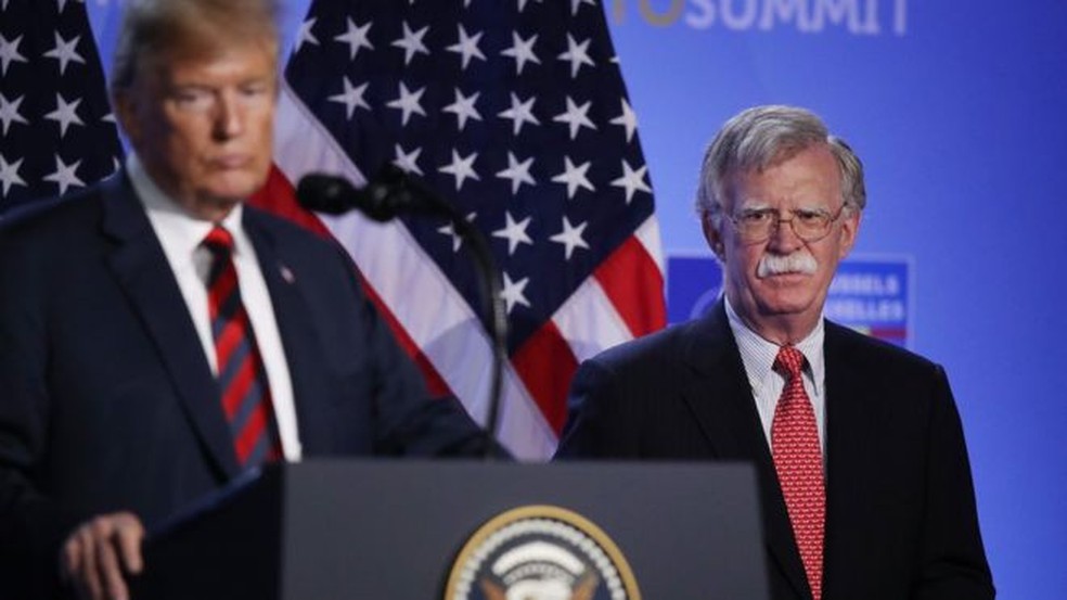 John Bolton (dir.), em foto de 2018 com o presidente, acumulava discordâncias com Trump sobre como conduzir a política externa — Foto: Getty Images/BBC