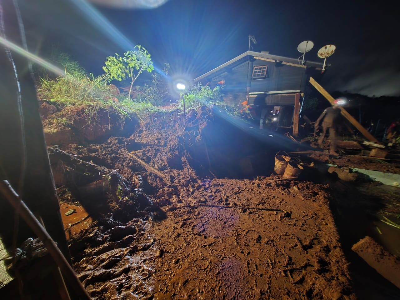 Quatro pessoas são soterradas após deslizamento de terra atingir casa em Taubaté; equipes fazem buscas por sobreviventes