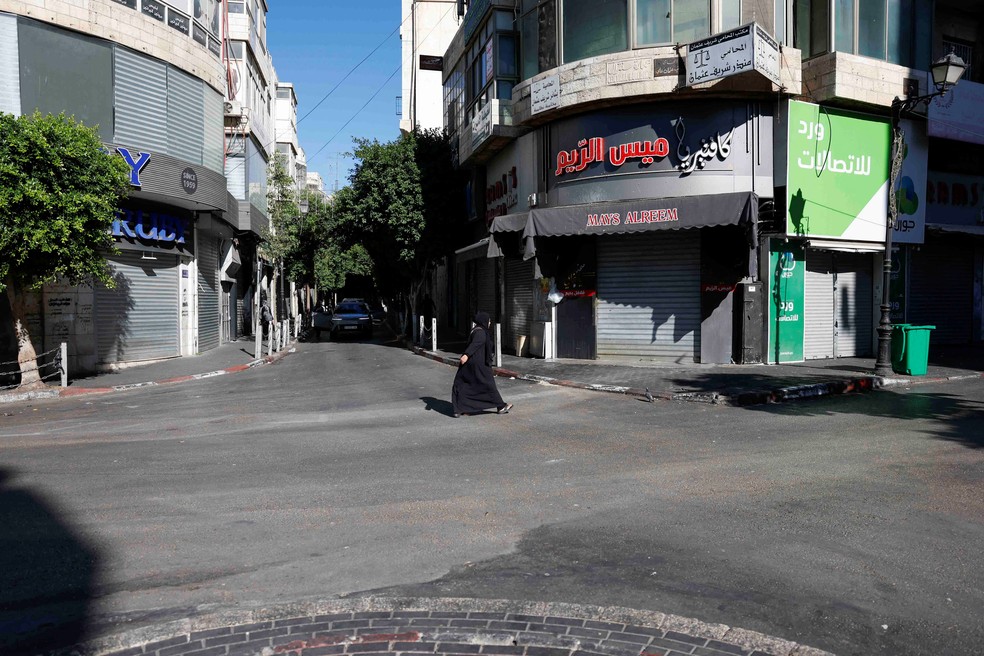 Lojas amanhecem fechadas na Cisjordânia por conta de greve geral em protesto contra a morte do líder do Hamas, Ismail Haniyeh, em 31 de julho de 2024. — Foto: Mohammed Torokman/ Reuters