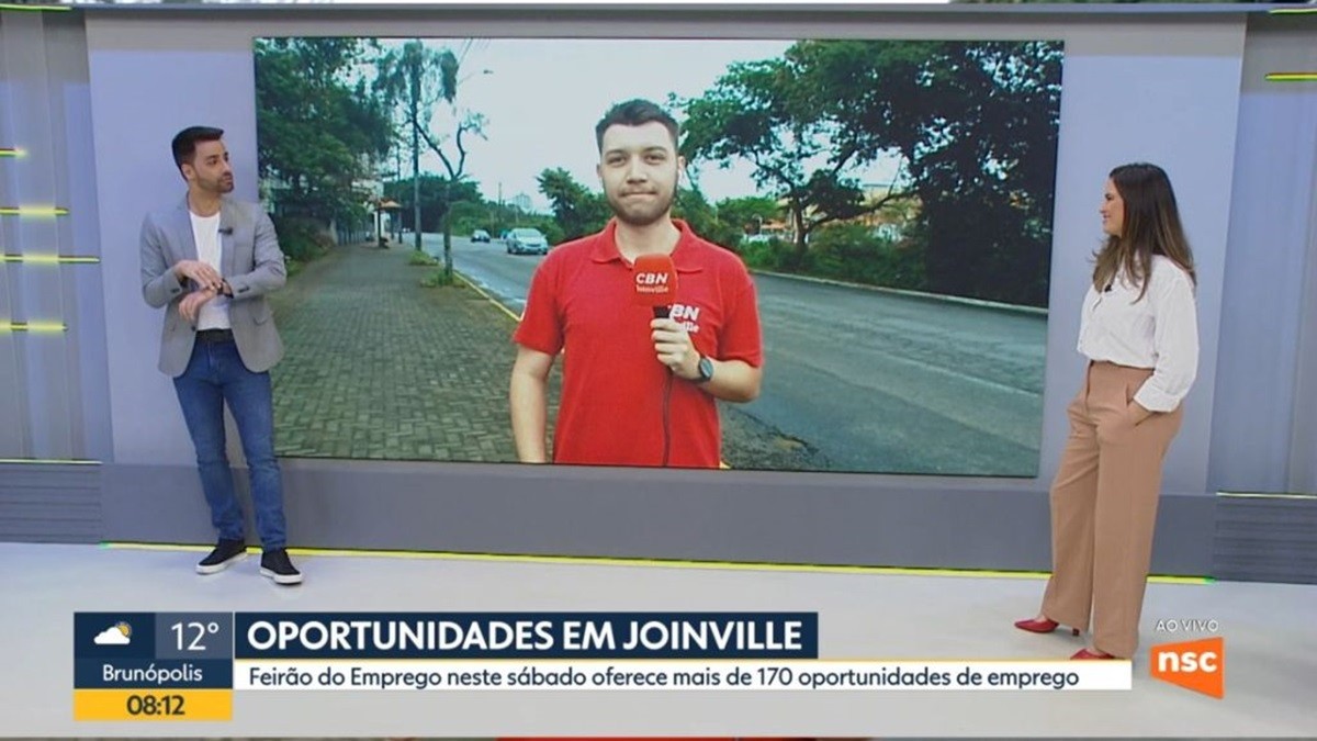 Repórter emociona ao traduzir matéria para Libras ao vivo em SC: 'Meu pai e minha mãe são surdos'