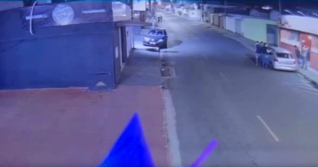 VÍDEO: Família é feita refém depois de dupla roubar pastelaria e não conseguir fugir com moto em MG