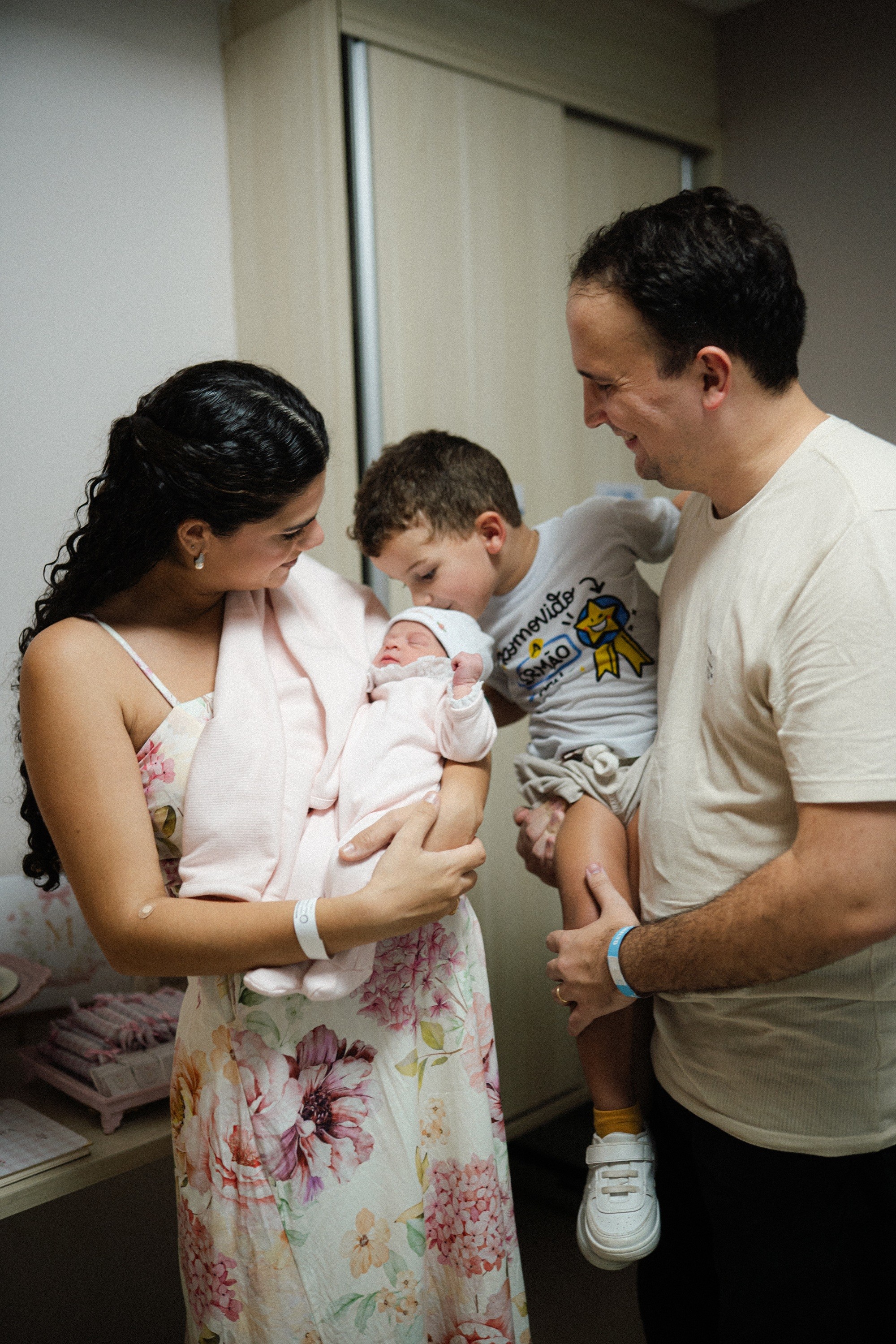 Em duas gestações, mulher dá à luz em minutos no banheiro de casa e não consegue chegar ao hospital