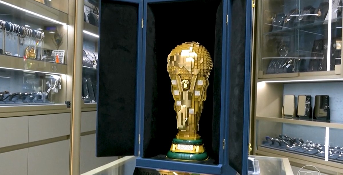 Joalheiro transforma taça da Copa de brinquedo em peça de luxo com com 900 diamantes