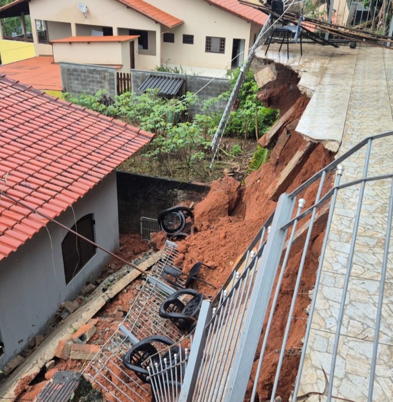 Varanda de casa desaba durante chuva em Santa Isabel; VEJA VÍDEO