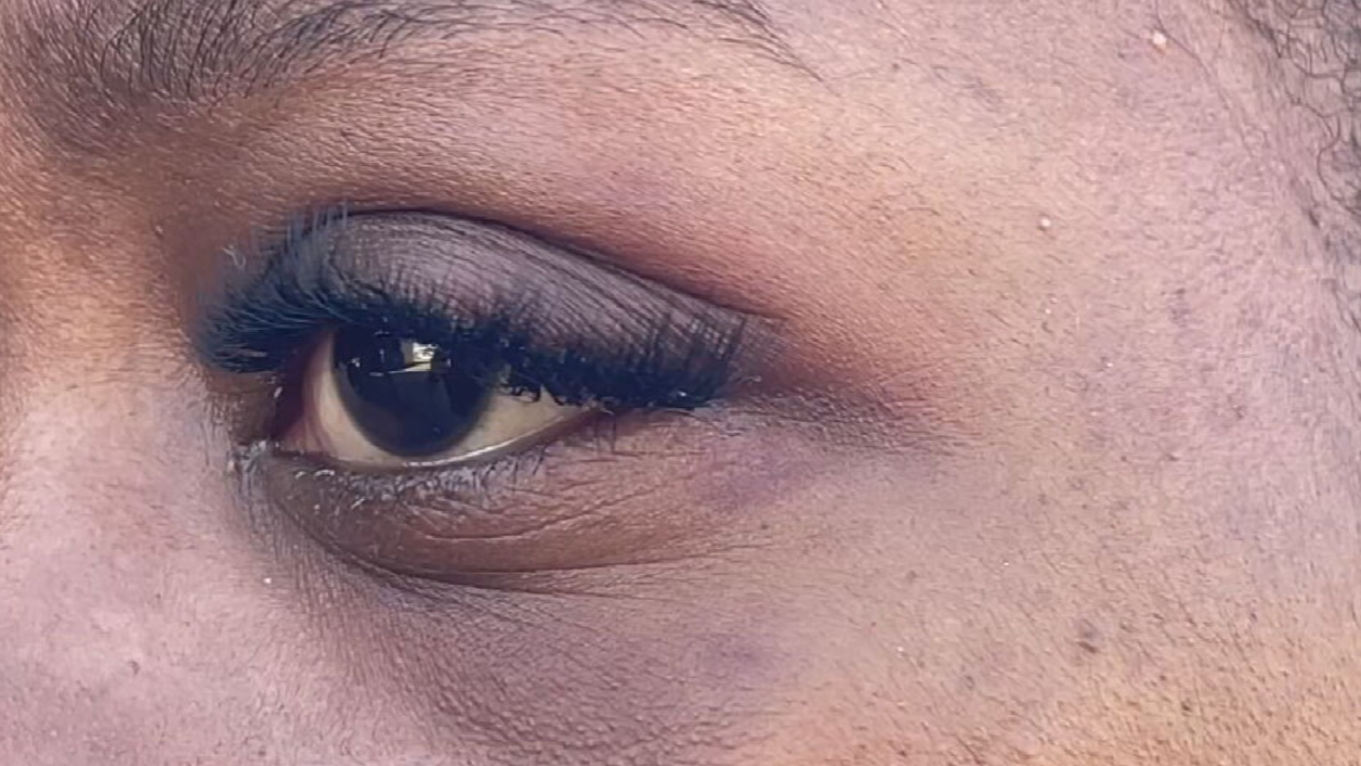 Mulher diz que filha de 7 anos se colocou na frente para tentar impedir agressões do ex: 'Ela me abraçou'