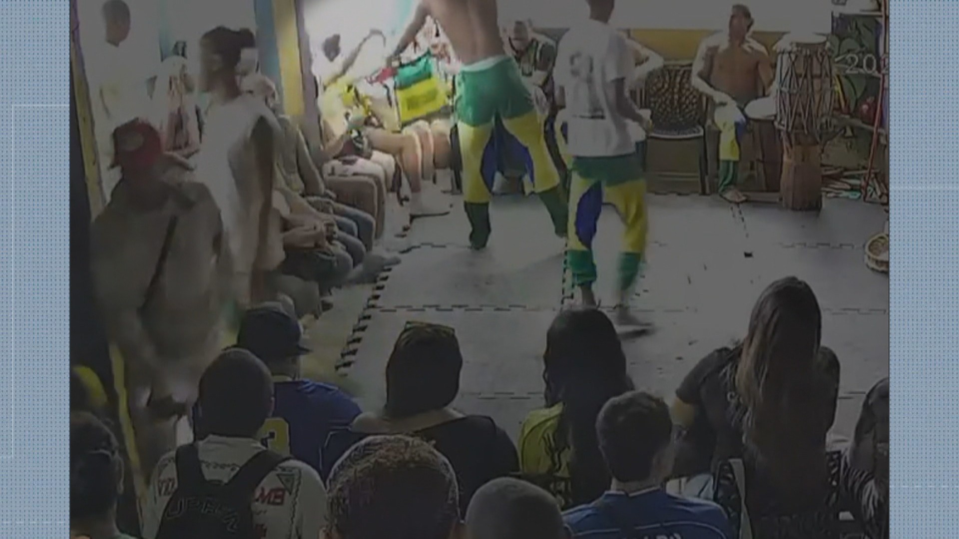 Polícia indicia colombiana que ofereceu banana a capoeirista na Rocinha