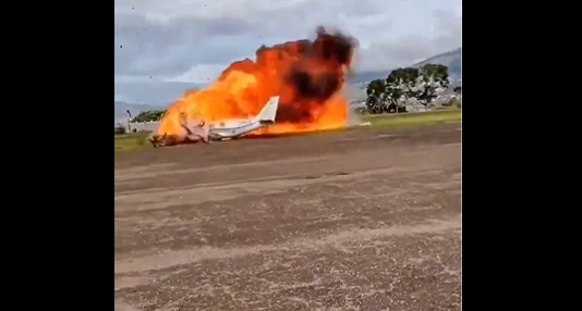 VÍDEO: Avião pequeno tenta decolar, capota e explode em solo na Venezuela 