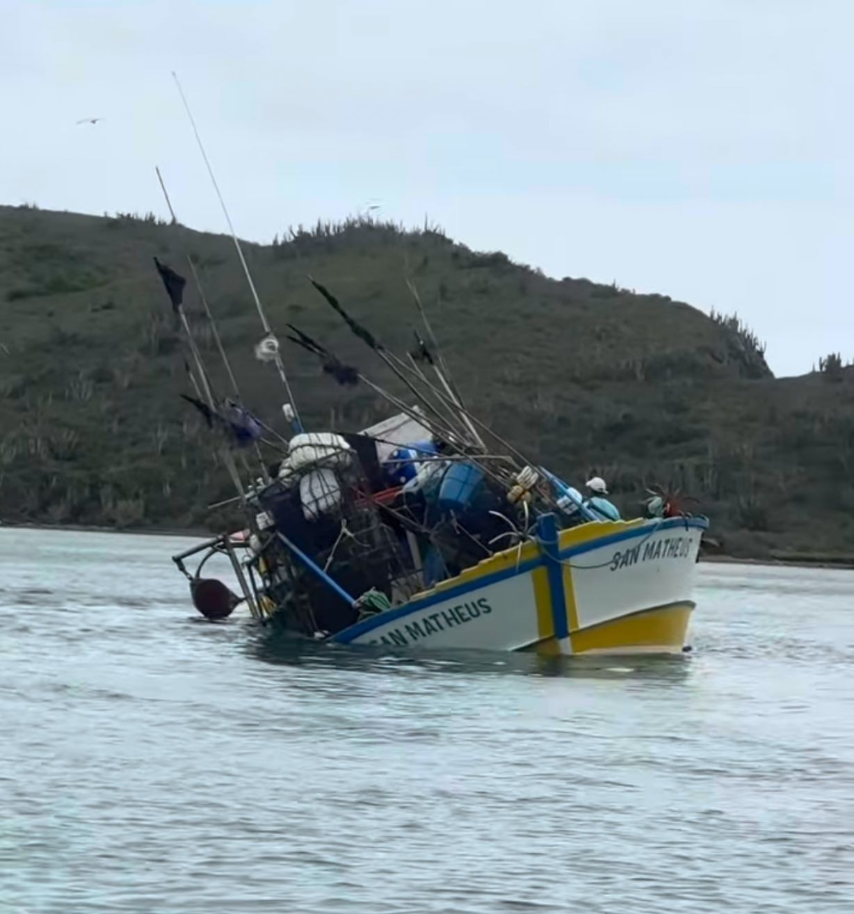 Embarcação naufraga após colisão em Cabo Frio; não há feridos