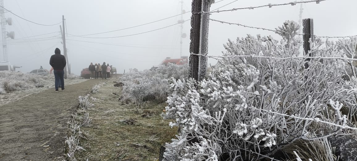 Após neve na Serra, cidades amanhecem 'congeladas' e com temperaturas abaixo de 0ºC em SC