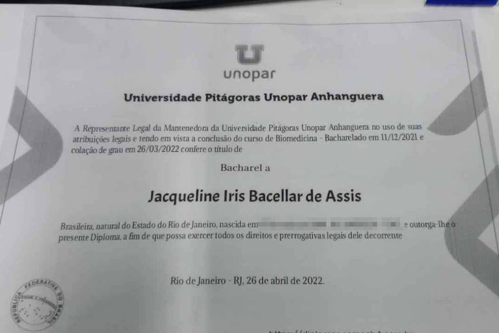 Certificado entregue por Jacqueline Iris ao PSC Lab Saleme — Foto: Divulgação