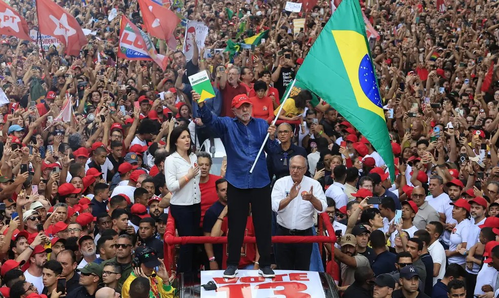 Lula em seu último ato na Av. Paulista antes do segundo turno. — Foto: Paulo Pinto/Agência Brasil