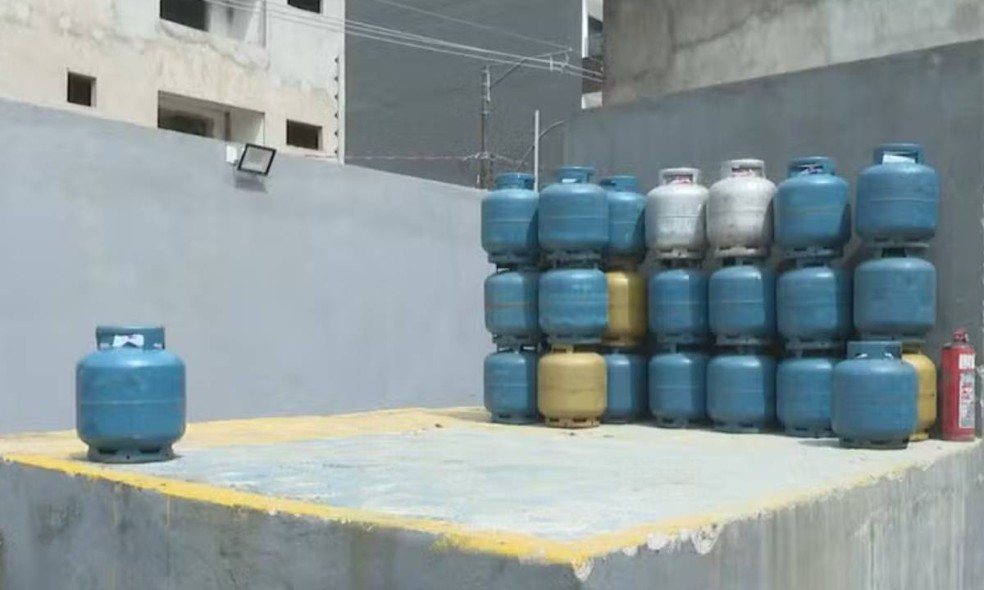 Botijões de gás vazios em revendedora de Itabuna, no sul da Bahia — Foto: Reprodução/TV Bahia