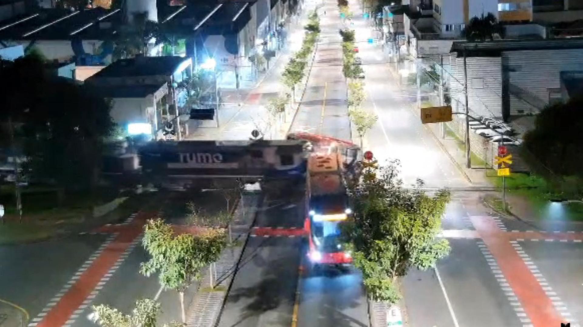 Novas imagens mostram biarticulado sendo partido ao meio por trem, em Curitiba