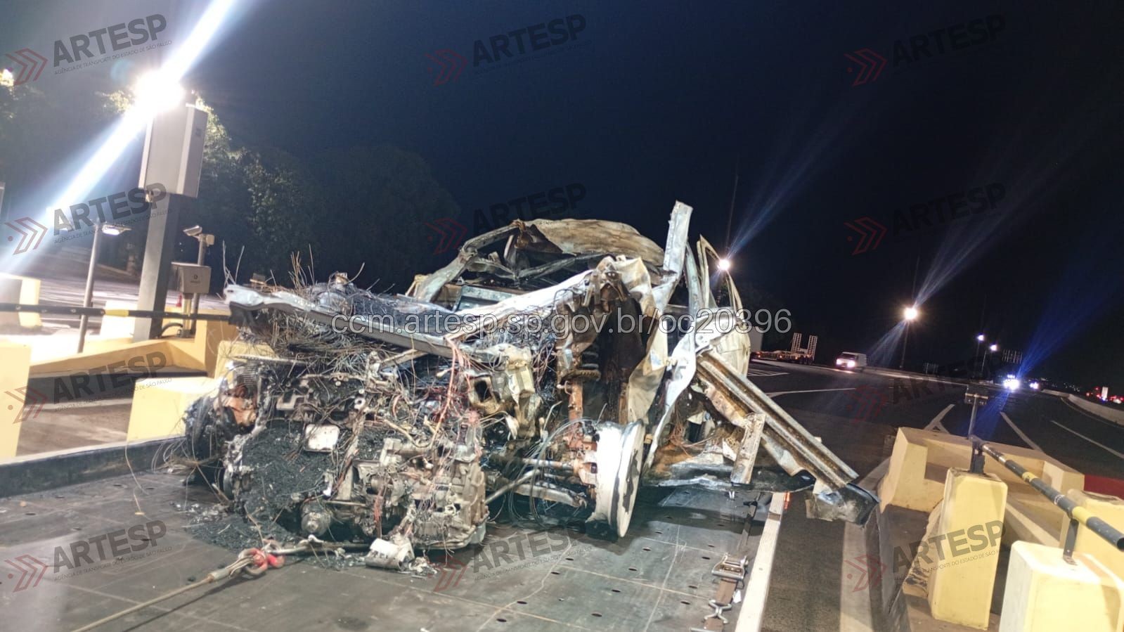 Motorista morre após carro bater na traseira de carreta e pegar fogo na Anhanguera em Guará, SP