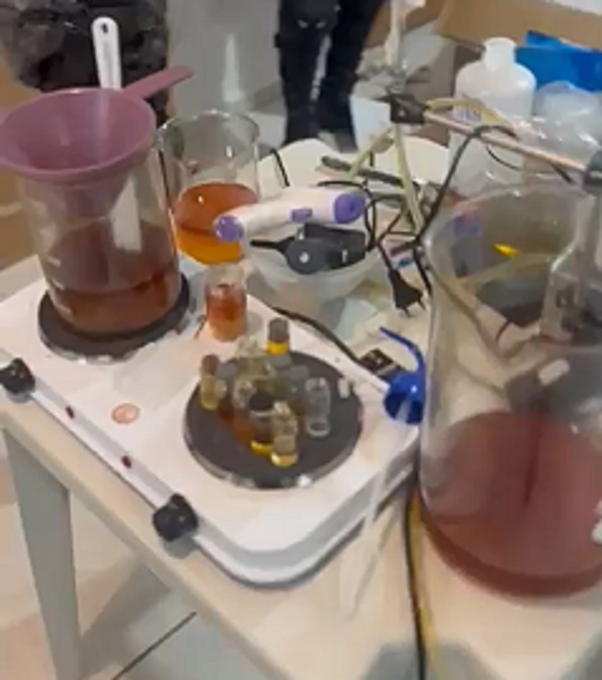 Polícia desativa fábrica clandestina de caneta emagrecedora e prende suspeito em Maceió; VÍDEO