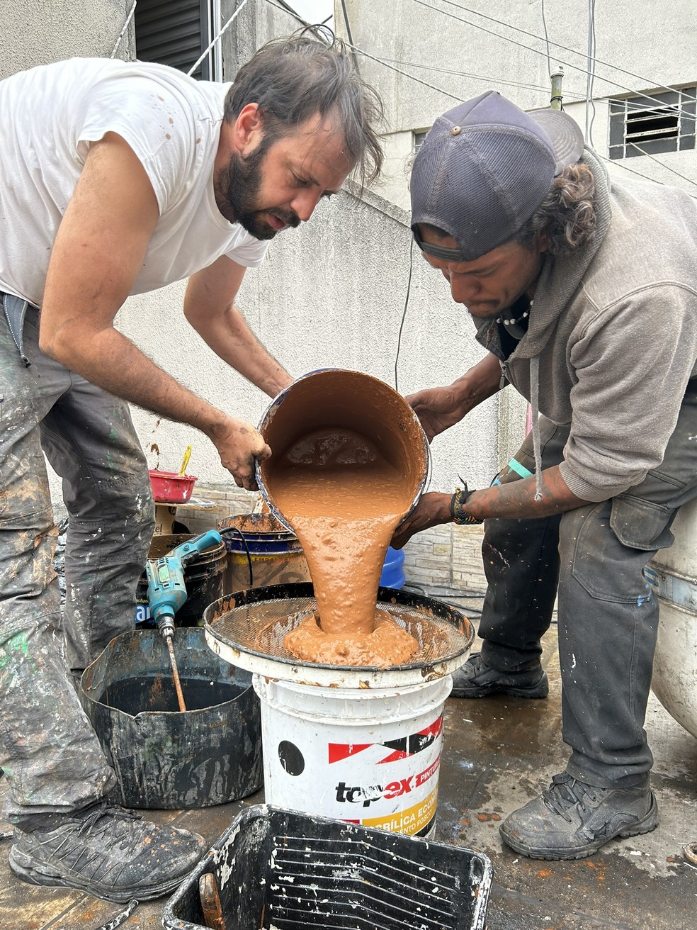 Artistas produzem tinta com material retirado das enchnetes do Rio Grande do Sul — Foto: Divulgação/Luan Rentes
